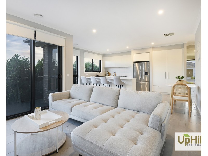90 Athenaeum Avenue, Clyde North VIC 3978