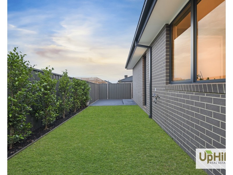 90 Athenaeum Avenue, Clyde North VIC 3978