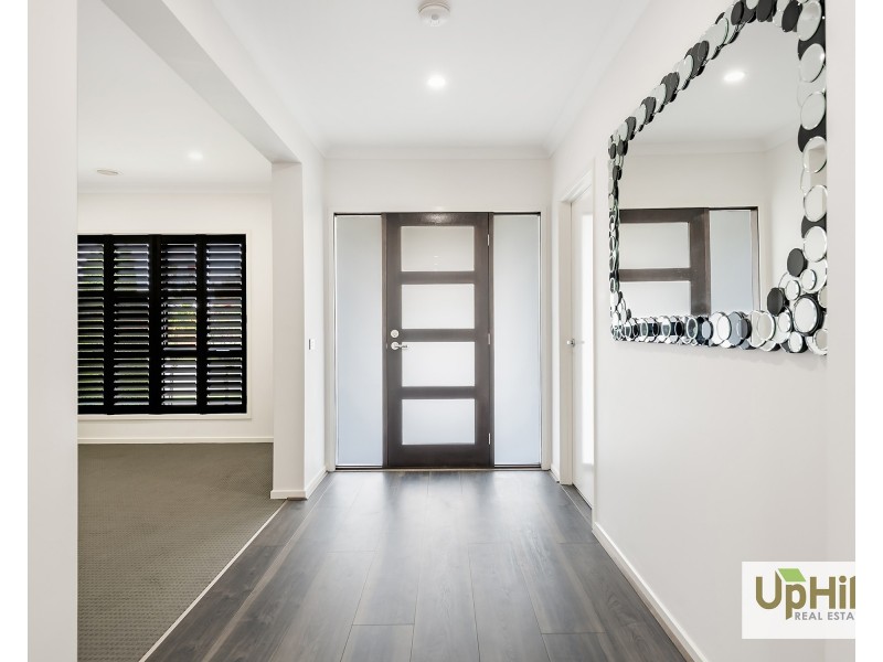104 Scotsdale Drive, Cranbourne East VIC 3977