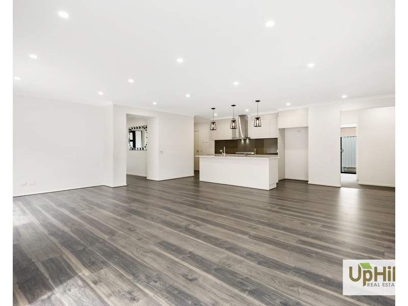 104 Scotsdale Drive, Cranbourne East VIC 3977