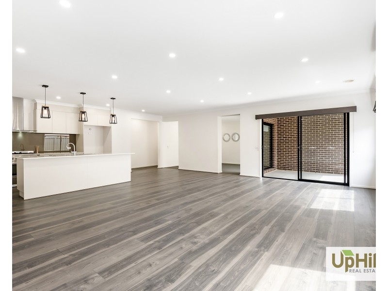 104 Scotsdale Drive, Cranbourne East VIC 3977