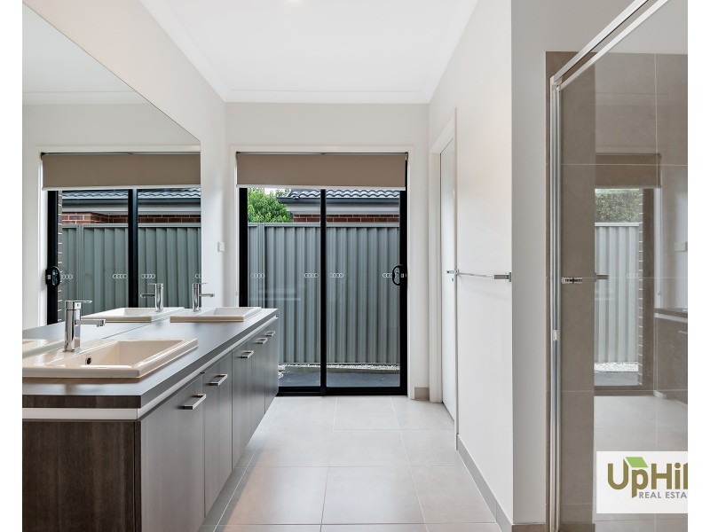 104 Scotsdale Drive, Cranbourne East VIC 3977