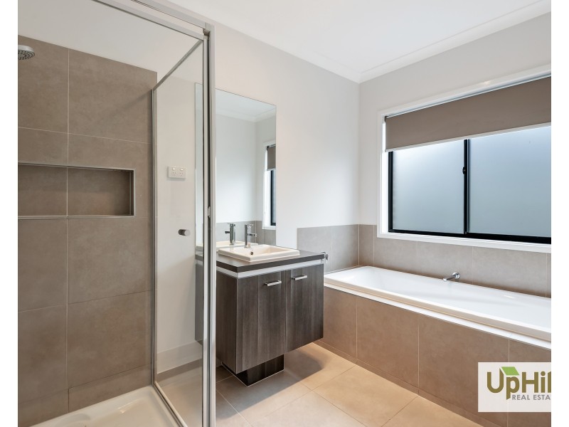 104 Scotsdale Drive, Cranbourne East VIC 3977