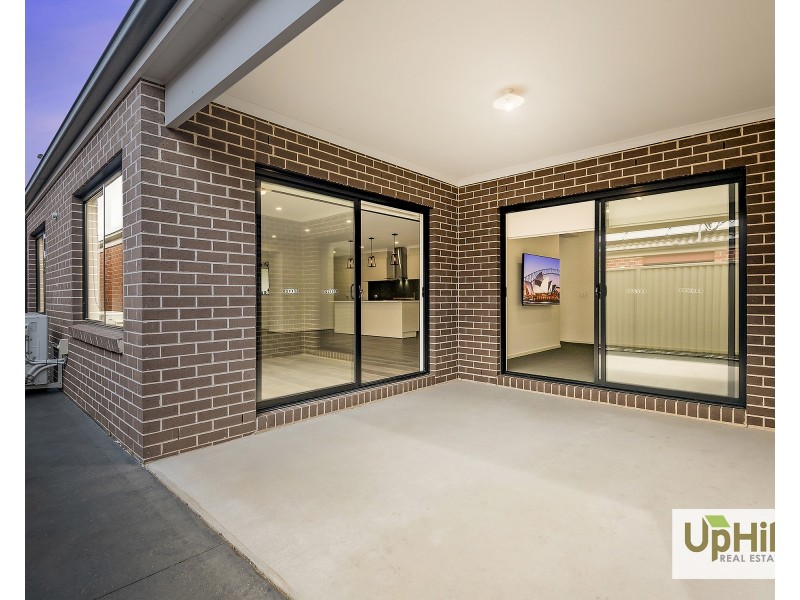 104 Scotsdale Drive, Cranbourne East VIC 3977