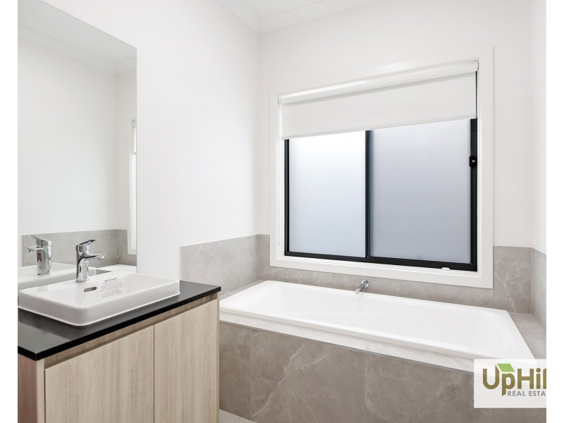 11 Vulpine Street, Clyde VIC 3978