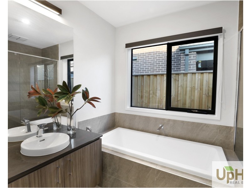 6 Goodwill Road, Clyde North VIC 3978