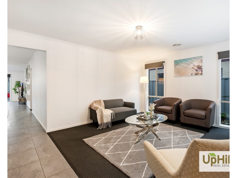 34 Challenger Circuit, Cranbourne East VIC 3977