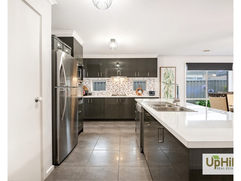 34 Challenger Circuit, Cranbourne East VIC 3977