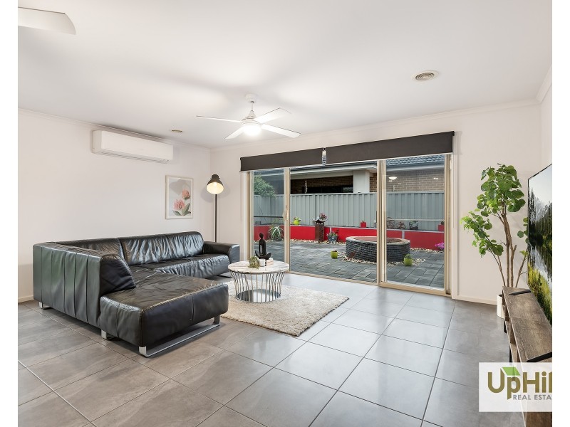 34 Challenger Circuit, Cranbourne East VIC 3977