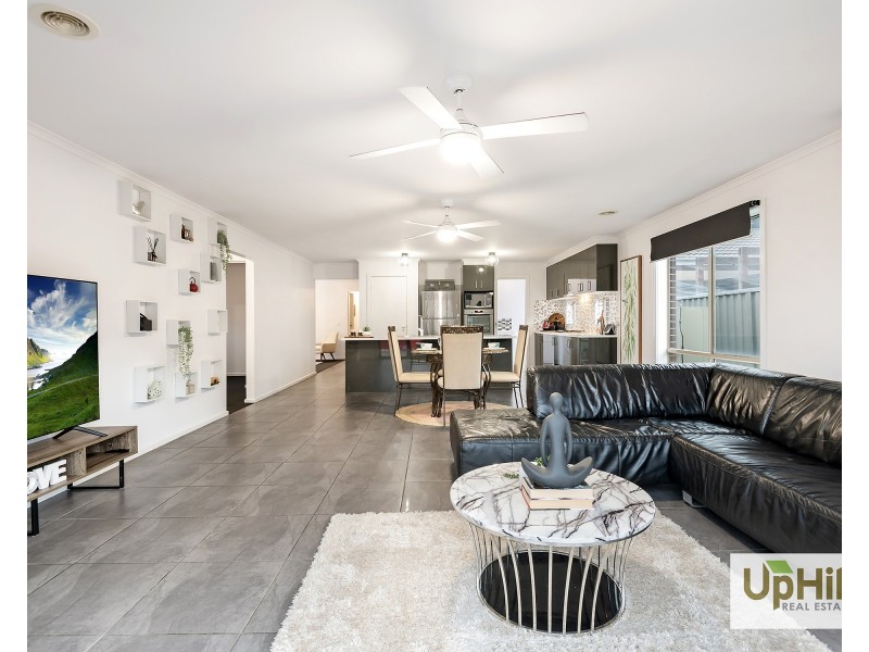 34 Challenger Circuit, Cranbourne East VIC 3977