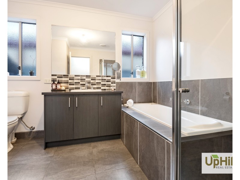 34 Challenger Circuit, Cranbourne East VIC 3977