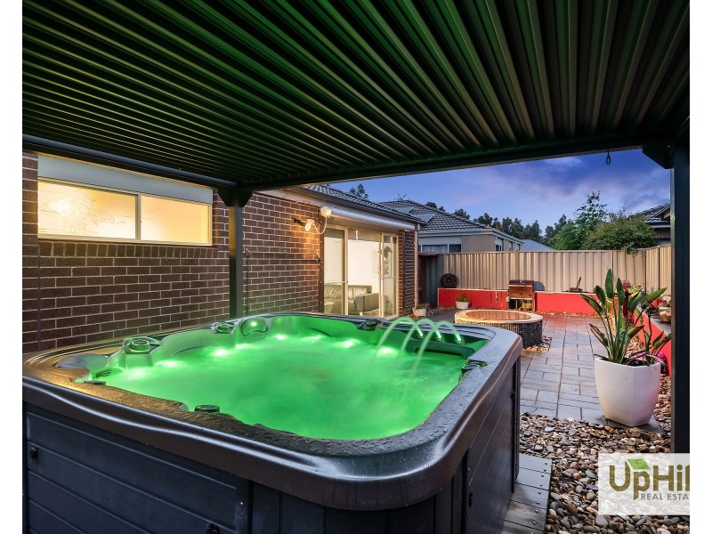 34 Challenger Circuit, Cranbourne East VIC 3977