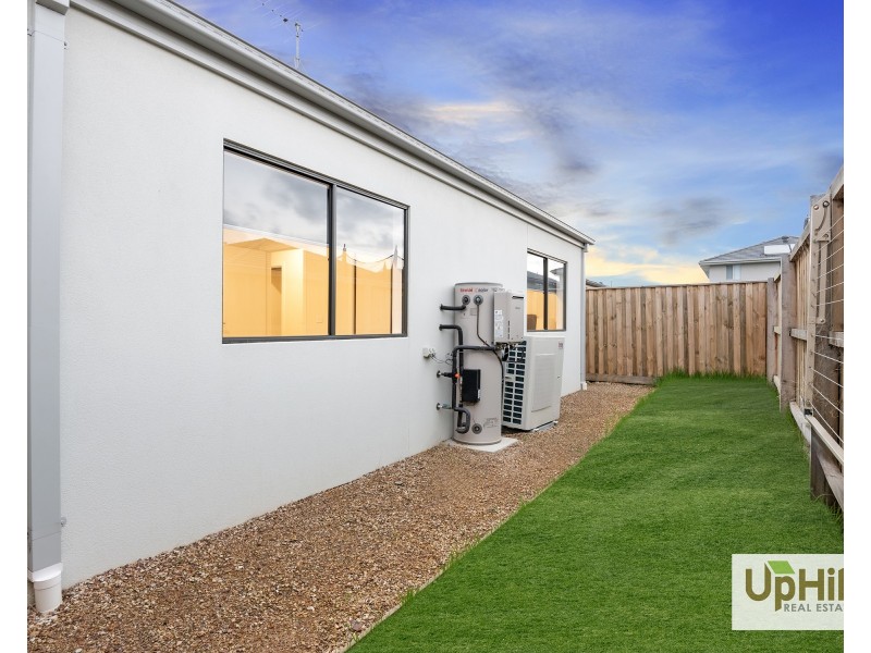 7 Exmoor Crescent, Clyde North VIC 3978