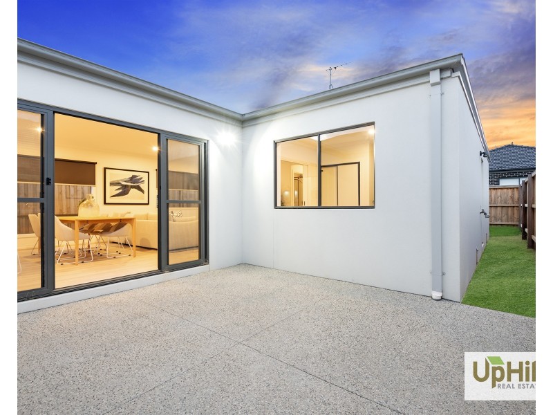 7 Exmoor Crescent, Clyde North VIC 3978