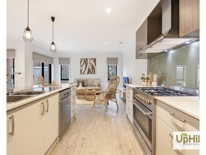 16 Pitfield Avenue, Cranbourne East VIC 3977