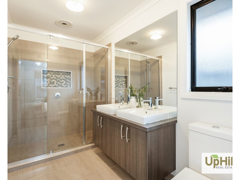 16 Pitfield Avenue, Cranbourne East VIC 3977