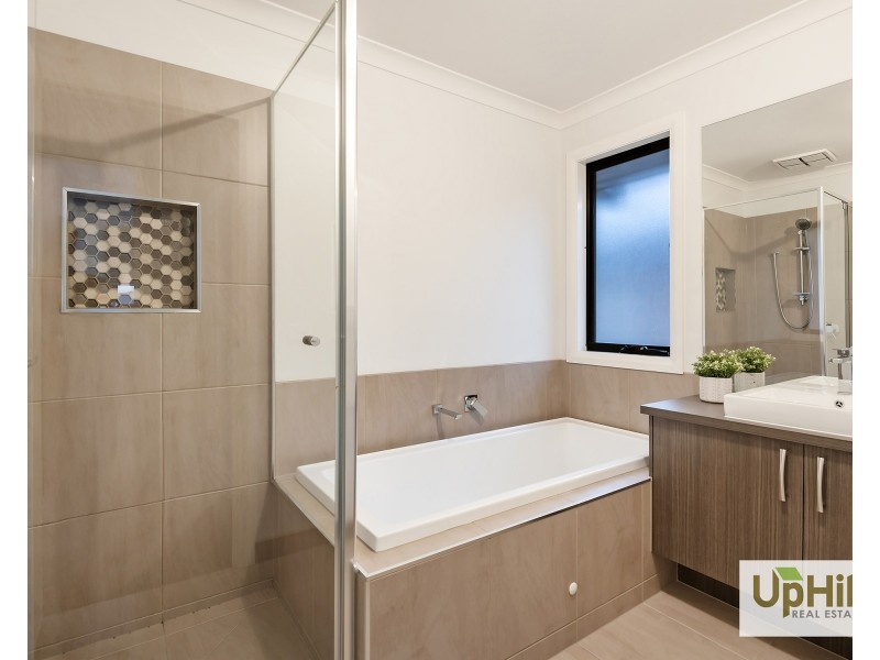 16 Pitfield Avenue, Cranbourne East VIC 3977