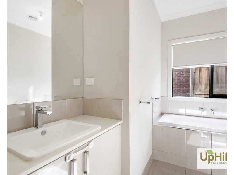 37 Fenway Blvd, Clyde North VIC 3978