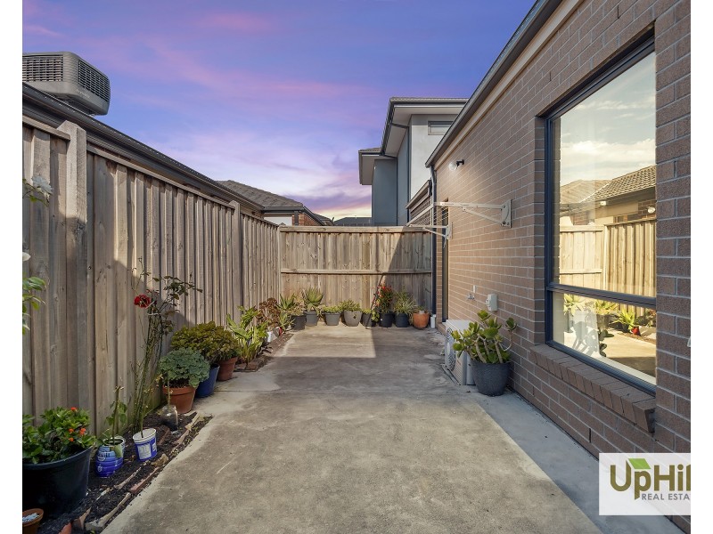 37 Fenway Blvd, Clyde North VIC 3978