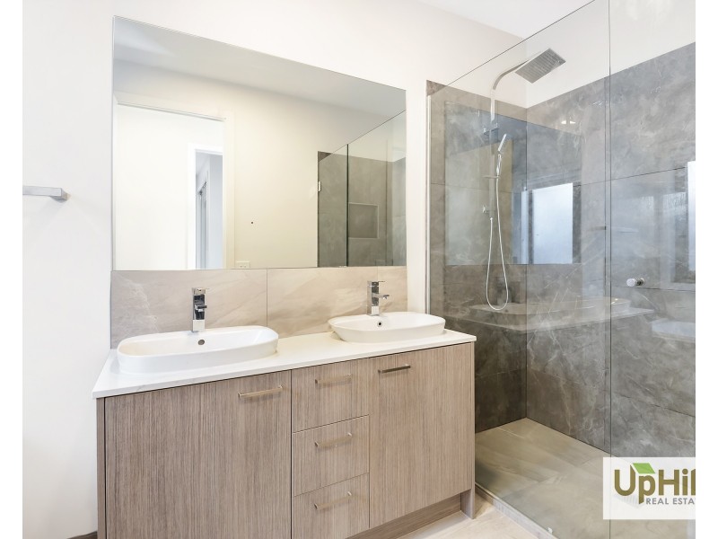 70 Picnic Avenue, Clyde North VIC 3978