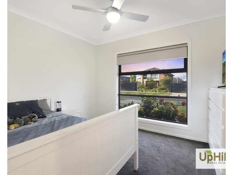 33 Reflections Boulevard, Clyde North VIC 3978