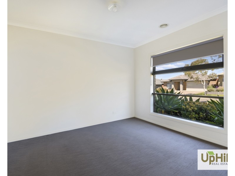 33 Belmont Crescent, Pakenham VIC 3810