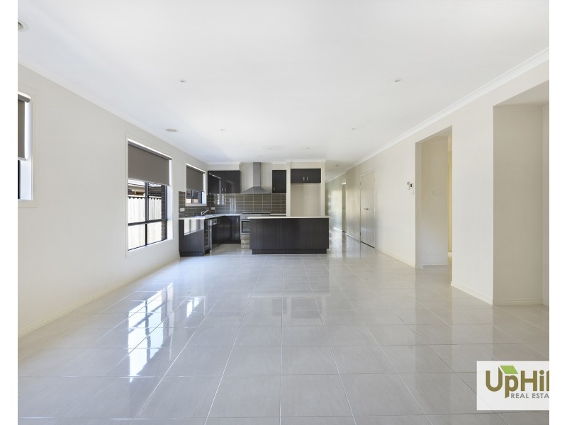 33 Belmont Crescent, Pakenham VIC 3810