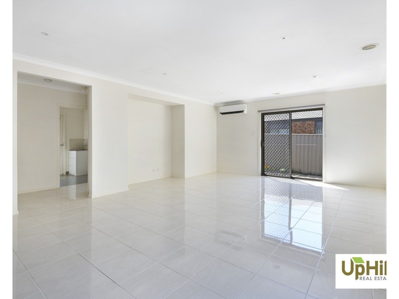 33 Belmont Crescent, Pakenham VIC 3810