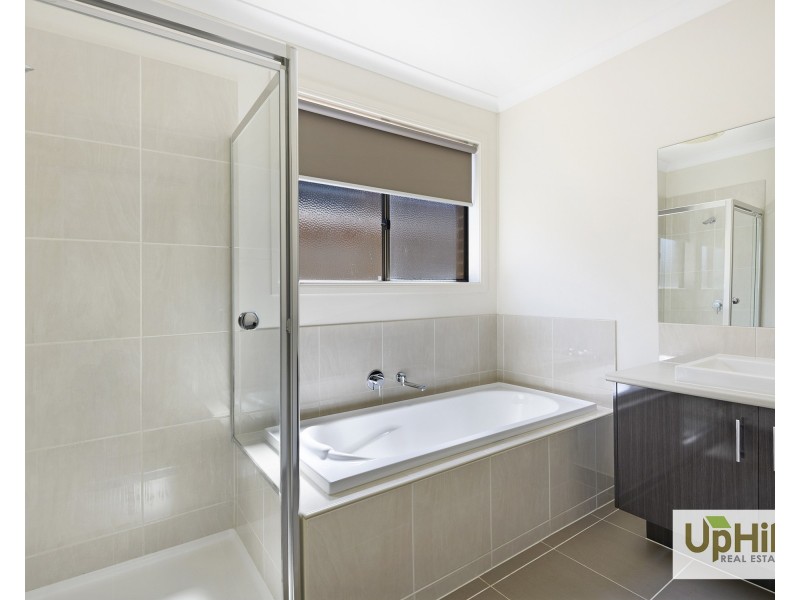 33 Belmont Crescent, Pakenham VIC 3810