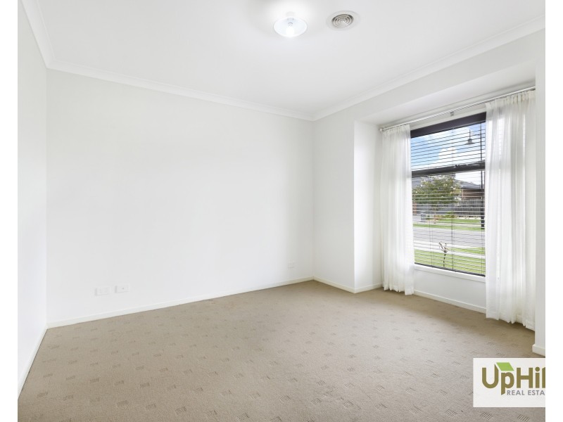 42 Fieldstone Crescent, Cranbourne North VIC 3977