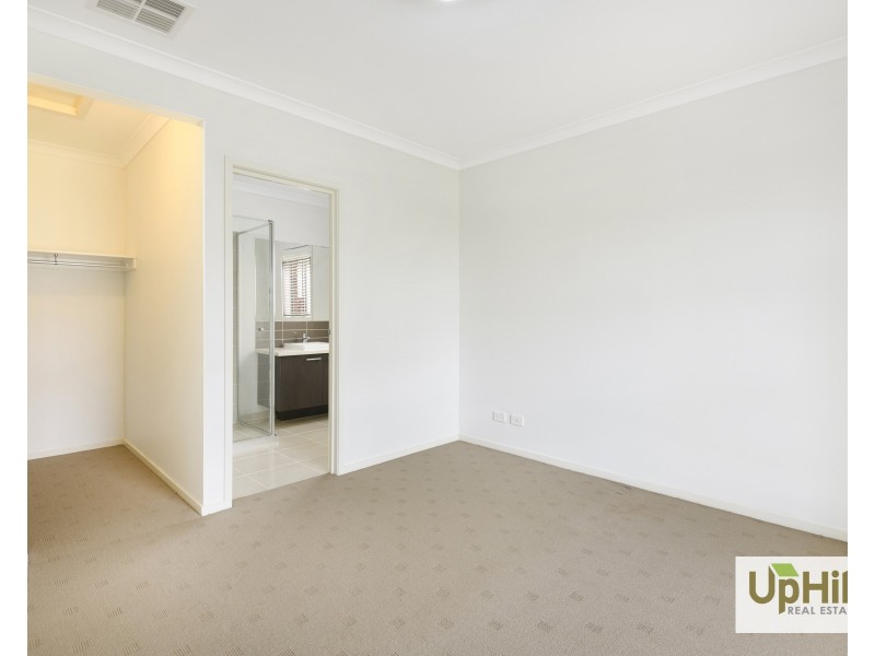 42 Fieldstone Crescent, Cranbourne North VIC 3977