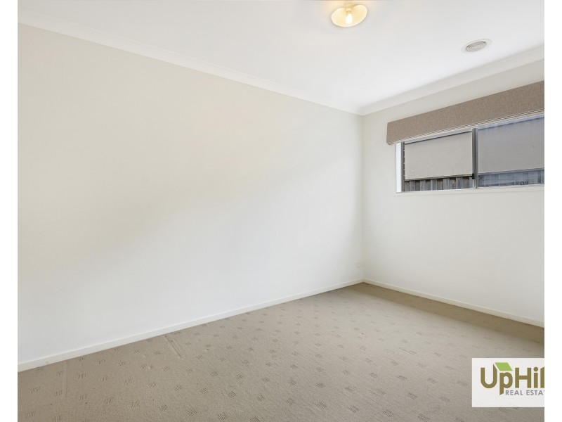 42 Fieldstone Crescent, Cranbourne North VIC 3977