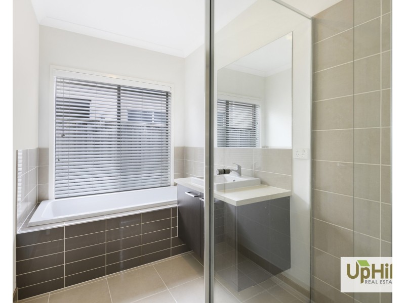 42 Fieldstone Crescent, Cranbourne North VIC 3977