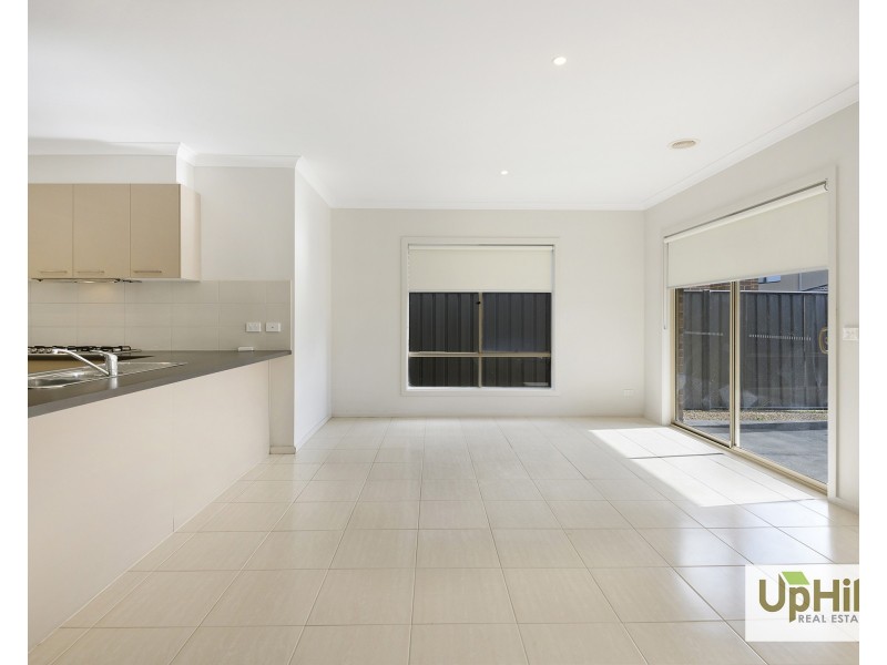 11 Calibre Circuit, Clyde North VIC 3978