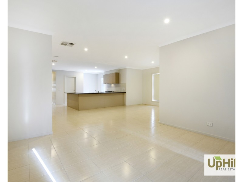 11 Calibre Circuit, Clyde North VIC 3978