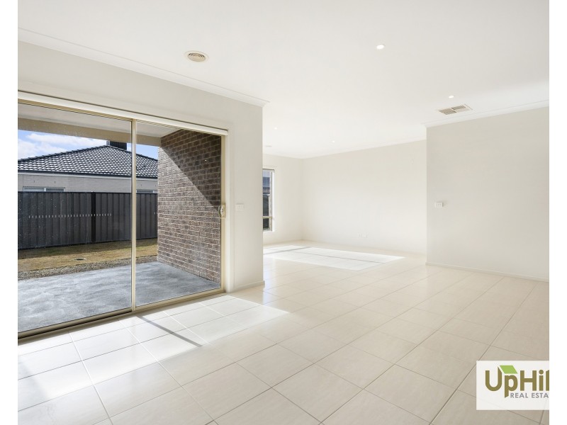 11 Calibre Circuit, Clyde North VIC 3978