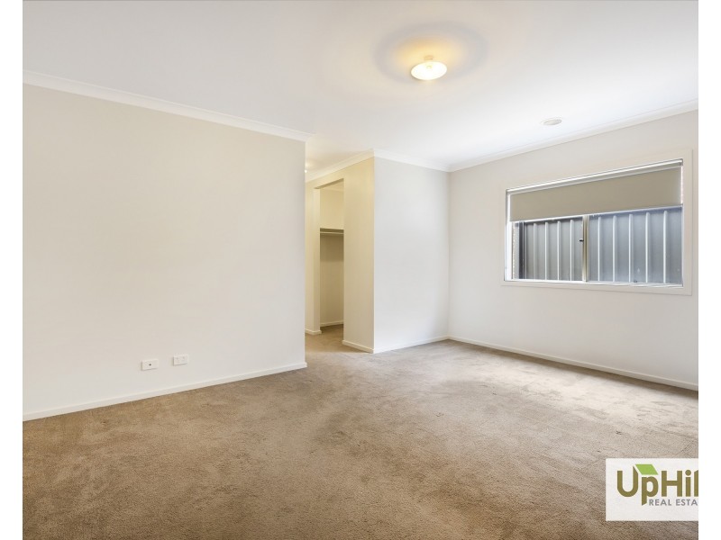 11 Calibre Circuit, Clyde North VIC 3978