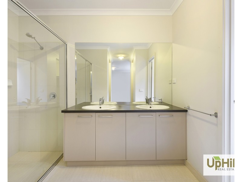 11 Calibre Circuit, Clyde North VIC 3978