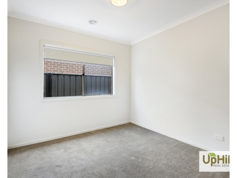 11 Calibre Circuit, Clyde North VIC 3978