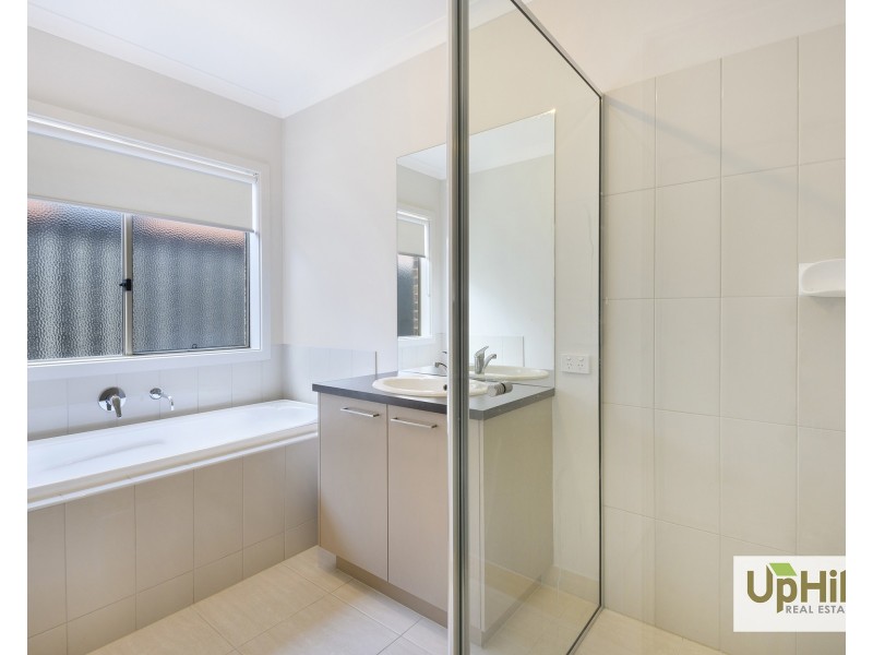 11 Calibre Circuit, Clyde North VIC 3978