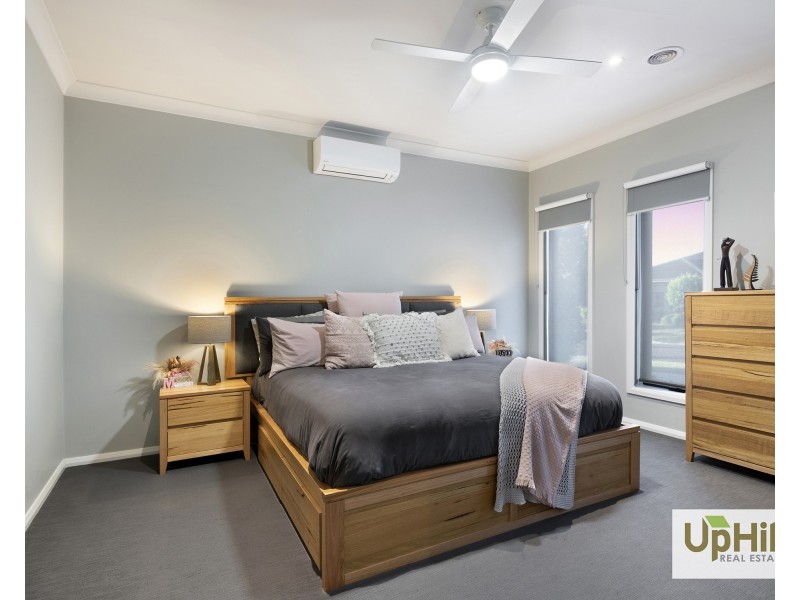 33 Hill Farm Drive, Clyde North VIC 3978