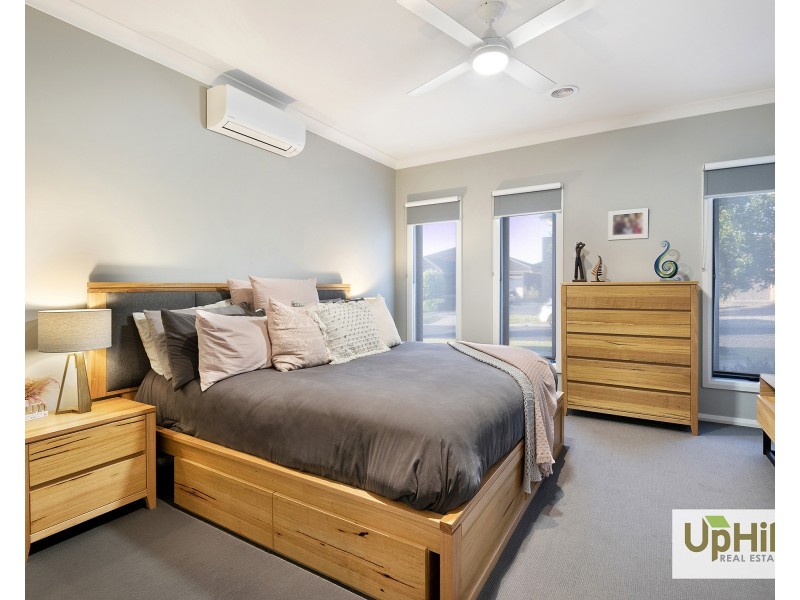 33 Hill Farm Drive, Clyde North VIC 3978