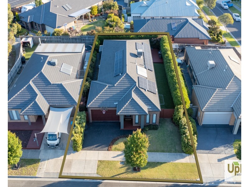 33 Hill Farm Drive, Clyde North VIC 3978