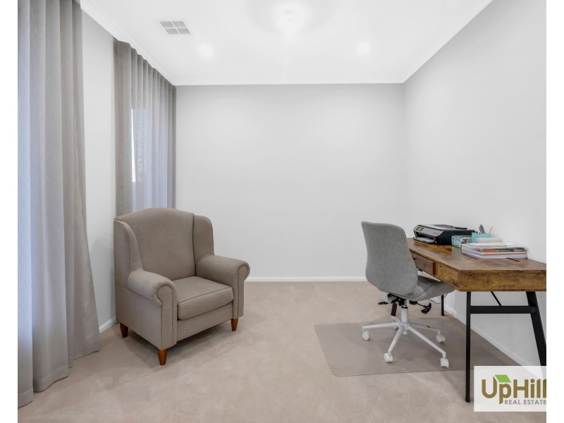 32 Casa Circuit, Clyde North VIC 3978