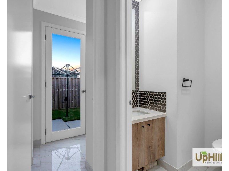 32 Casa Circuit, Clyde North VIC 3978