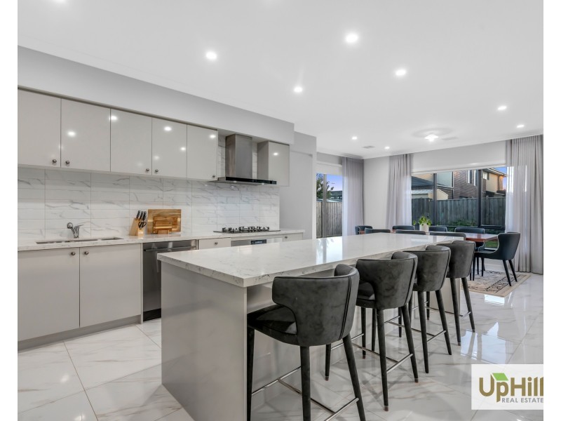 32 Casa Circuit, Clyde North VIC 3978