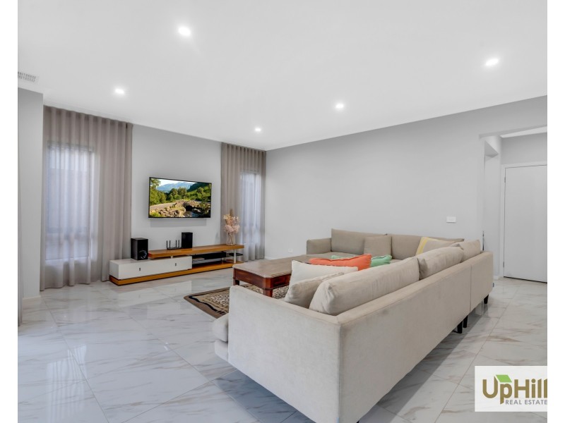 32 Casa Circuit, Clyde North VIC 3978