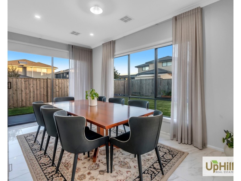 32 Casa Circuit, Clyde North VIC 3978