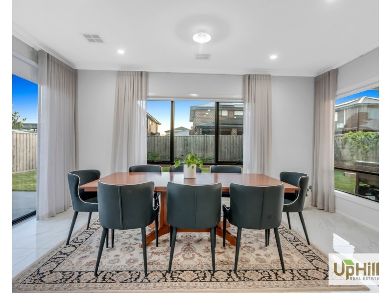 32 Casa Circuit, Clyde North VIC 3978