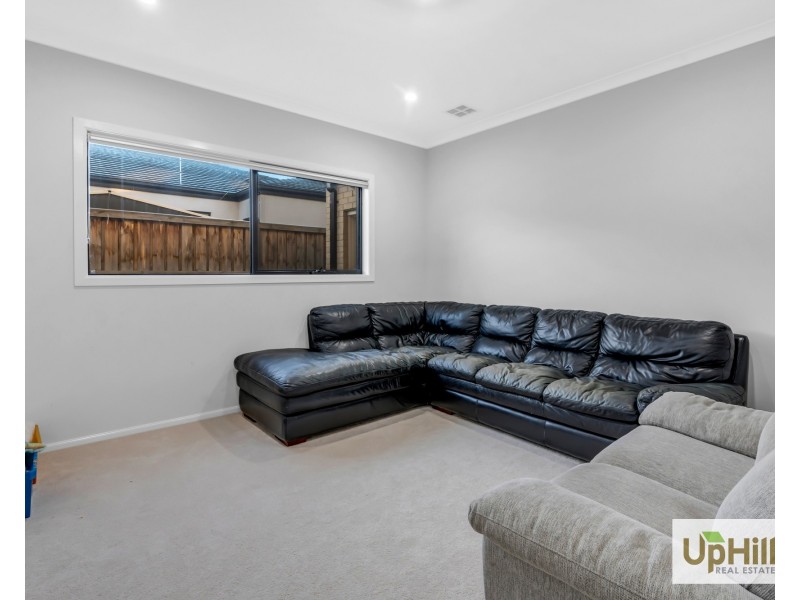 32 Casa Circuit, Clyde North VIC 3978